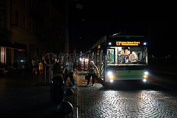 Ukraine  Lwiw - Wegen kriegsbedingter Stromabschaltung ist Trolleybus am Prospekt Svobody im Stadtzentrum liegen geblieben