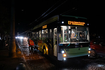 Ukraine  Lwiw - Wegen kriegsbedingter Stromabschaltung ist Trolleybus am Prospekt Svobody im Stadtzentrum liegen geblieben