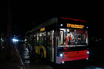 Ukraine  Lwiw - Wegen kriegsbedingter Stromabschaltung ist Trolleybus am Prospekt Svobody im Stadtzentrum liegen geblieben