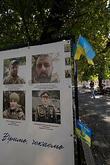 Ukraine  Lwiw - Foto-Projekt von Soldatenfrauen erinnert an ukrainische Soldaten der 24. Mechanisierten Brigade  die Kriegsgefangene sind oder als vermisst gelten