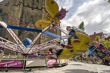 Kirche und Karussell: Kirmes auf dem Dorf