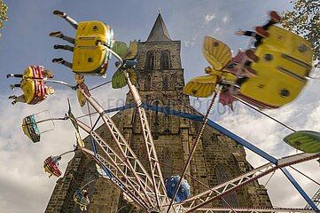 Kirche und Karussell: Kirmes auf dem Dorf