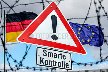 Symbolisches Warnschild Smarte Kontrolle