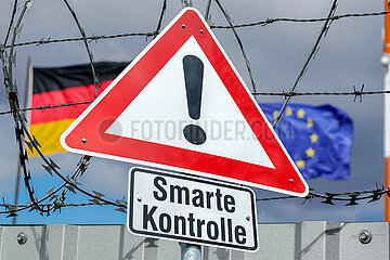 Symbolisches Warnschild Smarte Kontrolle