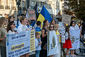 Ukraine  Lwiw - Soldatenfrauen und ihre Kinder demonstrieren am Unabhaengigkeitstag fuer die Heimkehr ihrer Maenner und Vaeter von der Front