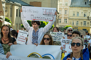 Ukraine  Lwiw - Soldatenfrauen und ihre Kinder demonstrieren fuer die Heimkehr ihrer Maenner und Vaeter von der Front  Transparent: LEBENSLANG GEFANGEN FUER PATRIOTISMUS?