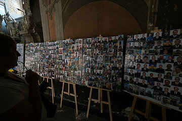 Ukraine  Lwiw - Fotos zum Gedenken an gefallene ukrainische Soldaten in der griechisch-katholischen Garnisonkirche in der Teatralna-Str.