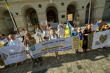 Ukraine  Lwiw - Soldatenfrauen und ihre Kinder demonstrieren am Unabhaengigkeitstag vor dem Rathaus fuer die Heimkehr ihrer Maenner und Vaeter von der Front