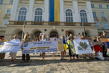 Ukraine  Lwiw - Soldatenfrauen und ihre Kinder demonstrieren am Unabhaengigkeitstag vor dem Rathaus fuer die Heimkehr ihrer Maenner und Vaeter von der Front