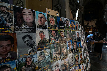 Ukraine  Lwiw - Fotos zum Gedenken an gefallene ukrainische Soldaten in der griechisch-katholischen Garnisonkirche in der Teatralna-Str.