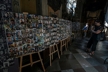 Ukraine  Lwiw - Fotos zum Gedenken an gefallene ukrainische Soldaten in der griechisch-katholischen Garnisonkirche in der Teatralna-Str.