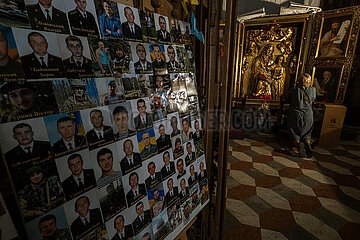 Ukraine  Lwiw - Fotos zum Gedenken an gefallene ukrainische Soldaten in der griechisch-katholischen Garnisonkirche in der Teatralna-Str.