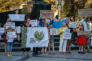 Ukraine  Lwiw - Soldatenfrauen und ihre Kinder demonstrieren am Unabhaengigkeitstag fuer die Heimkehr ihrer Maenner und Vaeter von der Front