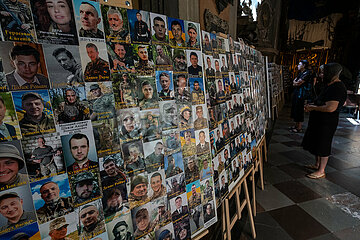 Ukraine  Lwiw - Fotos zum Gedenken an gefallene ukrainische Soldaten in der griechisch-katholischen Garnisonkirche in der Teatralna-Str.