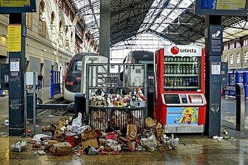 Überfüllte Mülleimer im Bahnhof Marseille