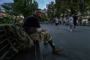 Ukraine  Lwiw - Invalider  amerikanischer Veteran  der auf Seite der Ukraine in der Internationalen Legion kaempfte  auf dem Prospekt Swobody