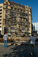 Ukraine  Lwiw - Brunnen mit Marienskulptur in der Altstadt mit Splitterschutz wegen des russischen Angriffskriegs