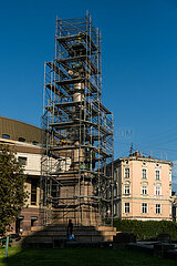 Ukraine  Lwiw - Das Mickiewicz-Denkmal am Mickiewicz Platz im Stadtzentum mit Splitterschutz wegen des russischen Angriffskriegs