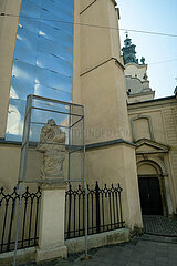 Ukraine  Lwiw - Splitterschutz fuer eine Skulptur vor einer Kirche (Lateinische Kathedrale Mariae Himmelfahrt) am Rynok (Marktplatz) wegen des russischen Angriffskriegs