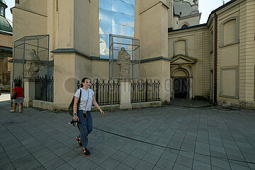 Ukraine  Lwiw - Splitterschutz fuer eine Skulptur vor einer Kirche (Lateinische Kathedrale Mariae Himmelfahrt) am Rynok (Marktplatz) wegen des russischen Angriffskriegs