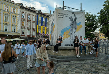 Ukraine  Lwiw - Splitterschutz fuer eine Skulptur in einem Brunnen am Rynok (Marktplatz) wegen des russischen Angriffskriegs