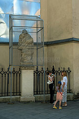 Ukraine  Lwiw - Splitterschutz fuer eine Skulptur vor einer Kirche (Lateinische Kathedrale Mariae Himmelfahrt) am Rynok (Marktplatz) wegen des russischen Angriffskriegs