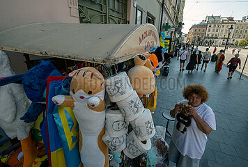 Ukraine  Lwiw - Verkauf von Souvenirs am Rynok  dem alten Marktplatz  dabei Klohpapier mit Putins Visage und einem deftigen Spruch