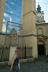 Ukraine  Lwiw - Splitterschutz fuer eine Skulptur vor einer Kirche (Lateinische Kathedrale Mariae Himmelfahrt) am Rynok (Marktplatz) wegen des russischen Angriffskriegs