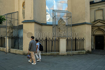 Ukraine  Lwiw - Splitterschutz fuer eine Skulptur vor einer Kirche (Lateinische Kathedrale Mariae Himmelfahrt) am Rynok (Marktplatz) wegen des russischen Angriffskriegs