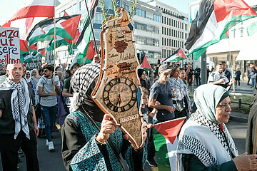 Pro-Palästina Demo und Gegenprotest in Berlin