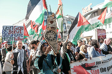 Pro-Palästina Demo und Gegenprotest in Berlin