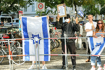 Pro-Palästina Demo und Gegenprotest in Berlin