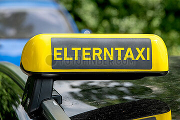 Elterntaxi Schild - Symbolfoto