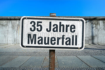 Symbolisches Schild 35 Jahre Mauerfall