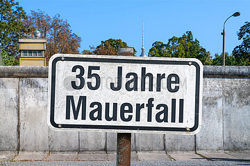 Symbolisches Schild 35 Jahre Mauerfall