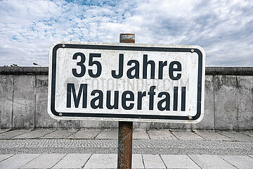 Symbolisches Schild 35 Jahre Mauerfall