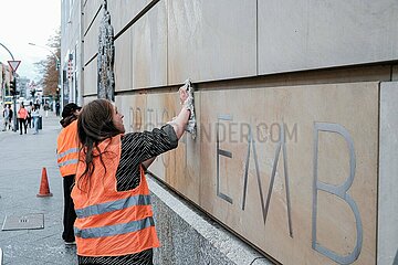 Nach Haftstrafen für Aktivist*innen: Letzte Generation beschmiert Britische Botschaft mit Tomatensuppe