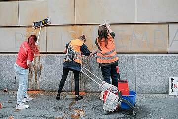 Nach Haftstrafen für Aktivist*innen: Letzte Generation beschmiert Britische Botschaft mit Tomatensuppe