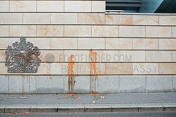 Nach Haftstrafen für Aktivist*innen: Letzte Generation beschmiert Britische Botschaft mit Tomatensuppe