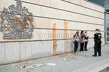 Nach Haftstrafen für Aktivist*innen: Letzte Generation beschmiert Britische Botschaft mit Tomatensuppe