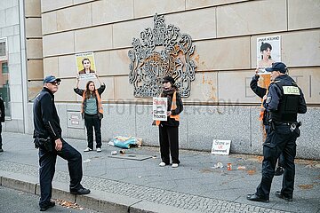 Nach Haftstrafen für Aktivist*innen: Letzte Generation beschmiert Britische Botschaft mit Tomatensuppe