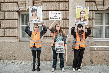 Nach Haftstrafen für Aktivist*innen: Letzte Generation beschmiert Britische Botschaft mit Tomatensuppe