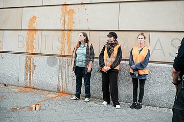 Nach Haftstrafen für Aktivist*innen: Letzte Generation beschmiert Britische Botschaft mit Tomatensuppe