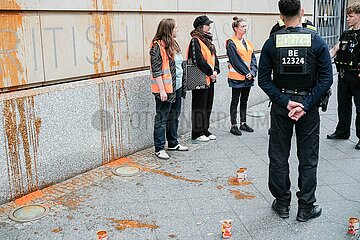 Nach Haftstrafen für Aktivist*innen: Letzte Generation beschmiert Britische Botschaft mit Tomatensuppe