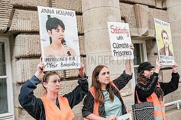 Nach Haftstrafen für Aktivist*innen: Letzte Generation beschmiert Britische Botschaft mit Tomatensuppe