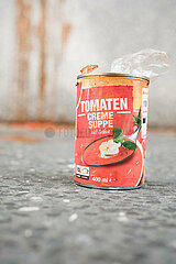 Nach Haftstrafen für Aktivist*innen: Letzte Generation beschmiert Britische Botschaft mit Tomatensuppe