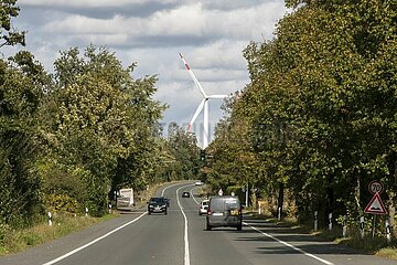 Landstraße mit Windrad