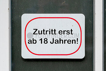 Symbolisches Schild Zutritt erst ab 18 Jahren!