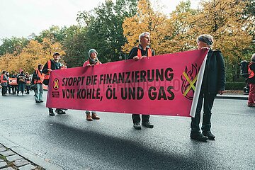 Letzte Generation demonstriert auf der Straße des 17. Juni in Berlin