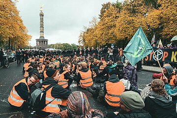 Letzte Generation demonstriert auf der Straße des 17. Juni in Berlin